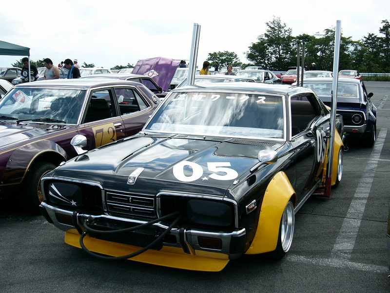 Bosozoku styled Nissan Gloria C330 The differences between the Gloria and