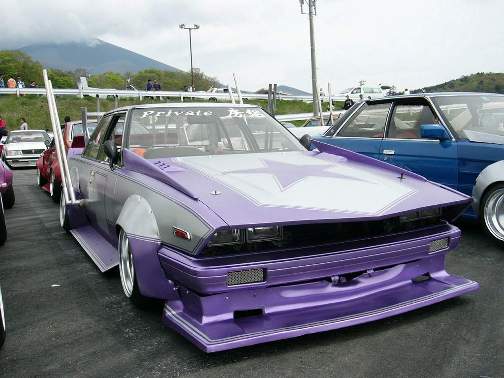 Side exhaust sticking out of this Toyota Mark II GX71