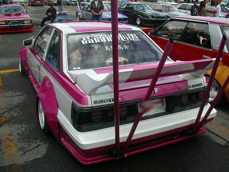 Toyota Soarer with V shaped exhaust pipes