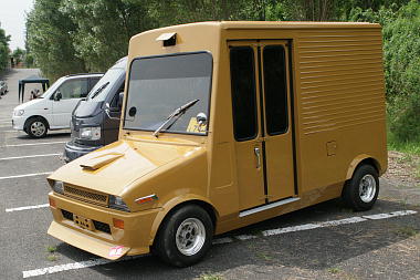 Sharknosed Daihatsu Mira delivery truck