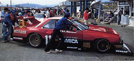 The Tomica Skyline being pushed from the pits to the track