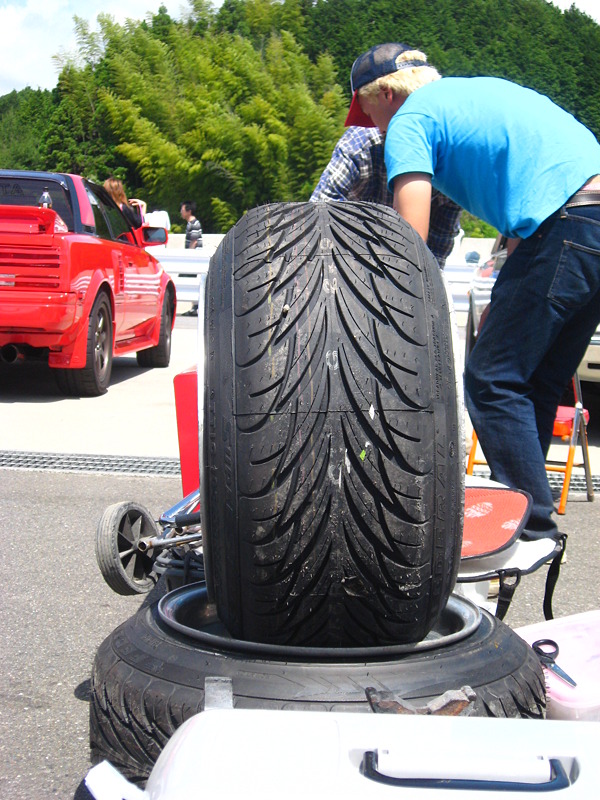 Stretched tires at HistoriX Japan