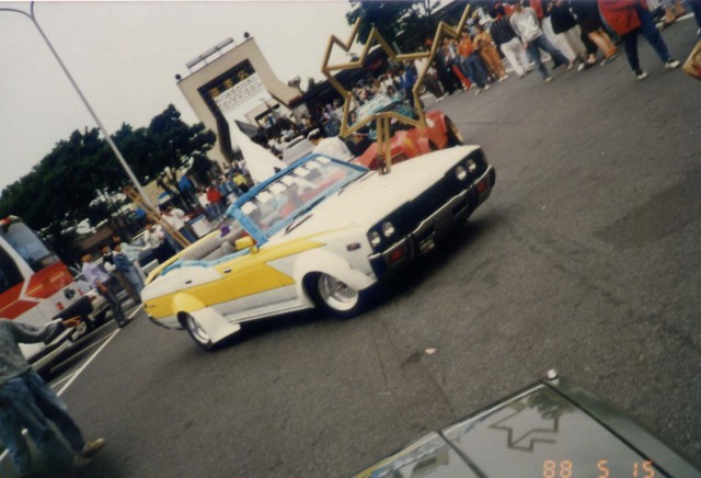 Nissan Gloria 330 with start shaped bonnet exhaust